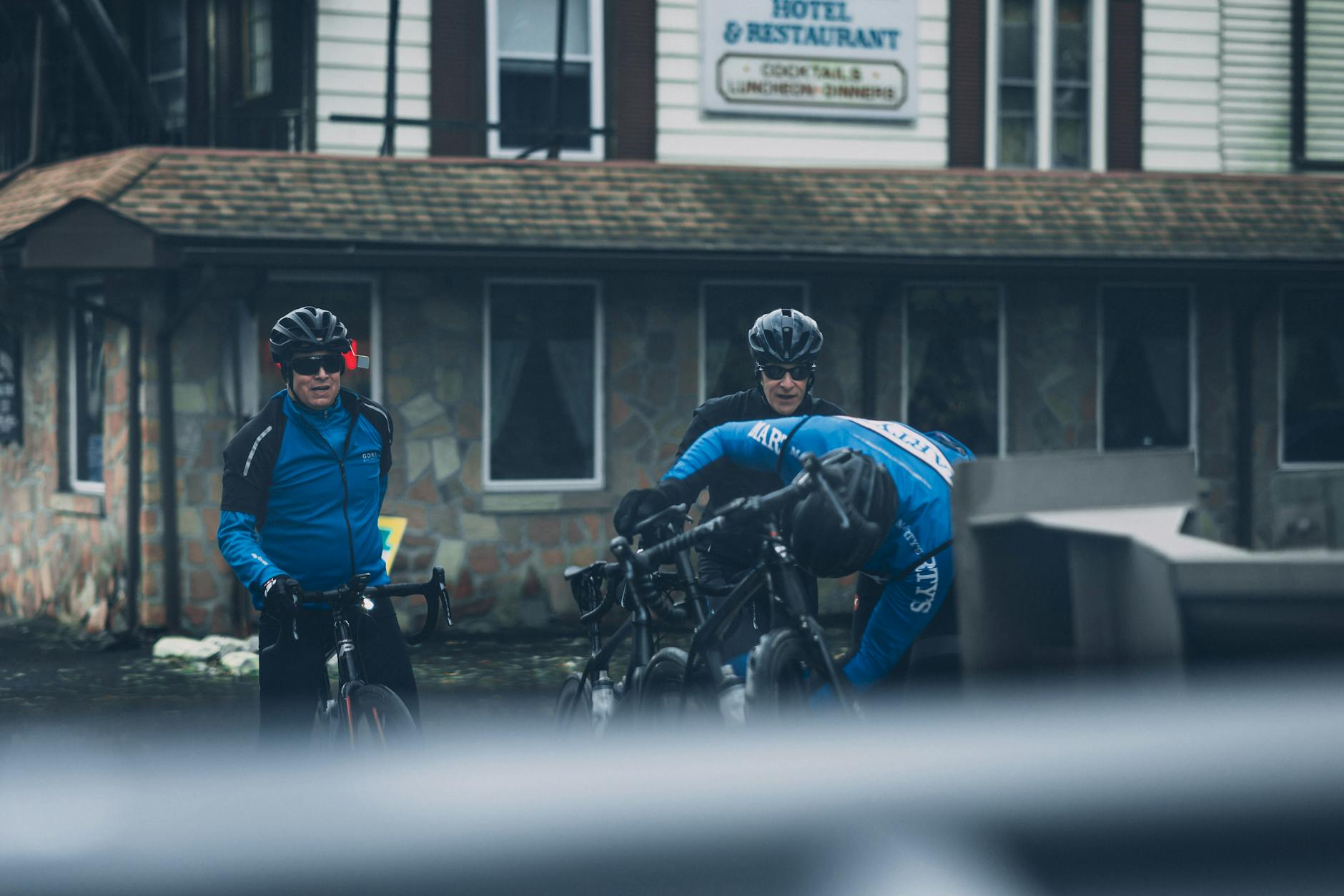 Kolarze w strojach kolarskich szykują się do trasy przed restauracją