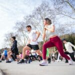 Sportowy weekend w Krakowie plan aktywności od biegania po wlewy witaminowe wspierające formę Grupa dorosłych ćwiczy fitness na świeżym powietrzu w parku