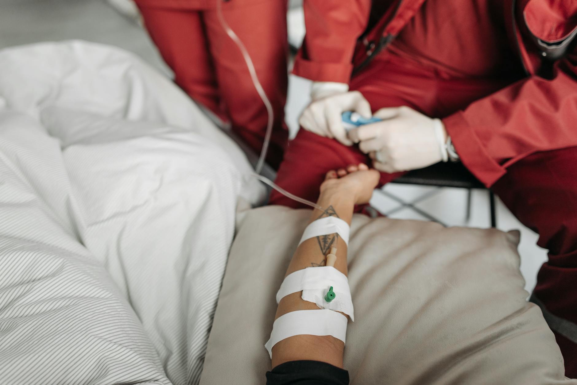 Kroplówka witaminowa przed ważnym startem biegowym – czy to dobry pomysł Personel medyczny zakłada kroplówkę pacjentowi w gabinecie klinicznym